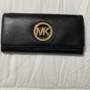 Michael Kors, Leather wallet zippered pocket and credit card slots